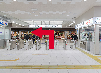 鹿児島中央駅改札口を左(西口)へお進みください。
