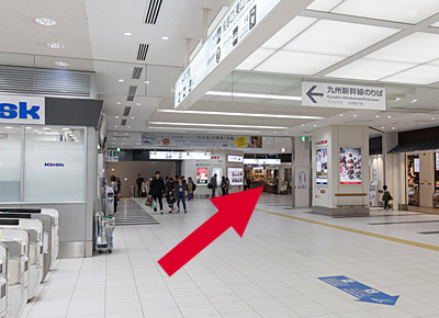 矢印のように右に寄りながら直進してください。