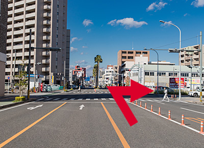 「宮崎駅」の次の信号を右折します。