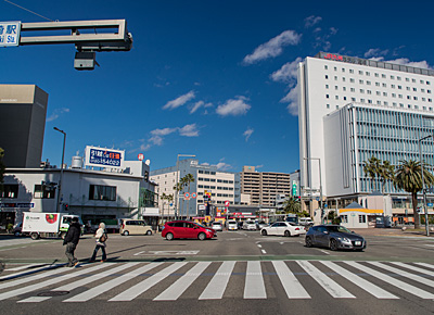 宮崎IC、青島・日南方面(国道220号線)からお越しの方はホテルを右手に見ながら宮崎駅交差点を北上してください。宮崎西IC、西橘通り(国道10号線)からお越しの方はホテルを左前方に見ながら宮崎駅交差点を左折してください。