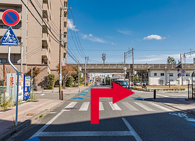 右折してすぐの十字路を右折します。JRの高架はくぐりません。