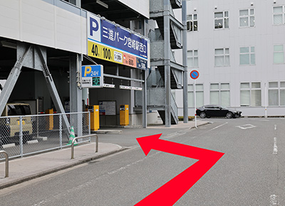 左手に駐車場の入り口がございます。駐車券をフロントまでお持ちください。