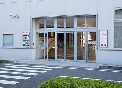 宮崎駅方向へお進みいただくとこちらの入り口が見えてまいります。