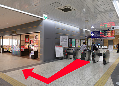 宮崎駅改札口を出て、右(西口方面)へお進みください。