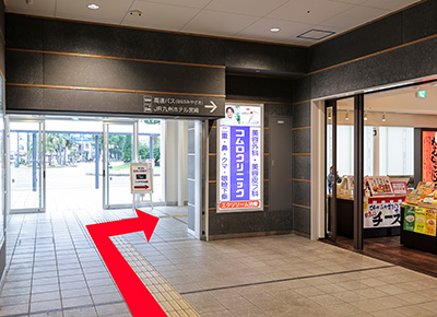 前方右上の看板に沿って、右(バスターミナル方面)へお進みください。