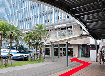宮崎駅を出てKITENビル方面へお進みください。