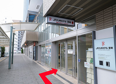 KITENビル入口から中へお入り下さい。