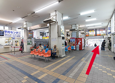 長崎駅前（長崎県営バスターミナル）に到着されましたら、出口より正面の歩道橋を上がってください。