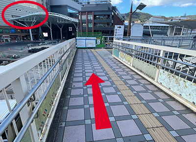 向かいの長崎駅方向へお進みください。