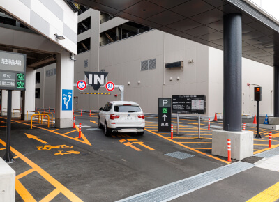 駐車場からホテル入口までは、立体駐車場3階にお停めいただくのが便利です。