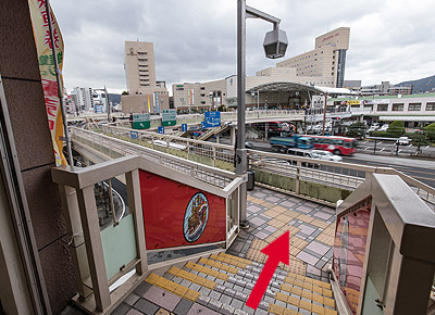 You can directly access the pedestrian deck from the Nagasaki Prefectural Bus terminal.