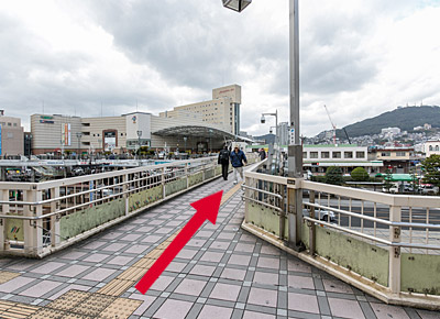 Go to the opposite side, which means in the direction of JR Nagasaki Station. 