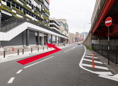 Uターン後は、左車線へお入りください。左手に駐車場入口(アミュプラザ長崎駐車場)がございます。