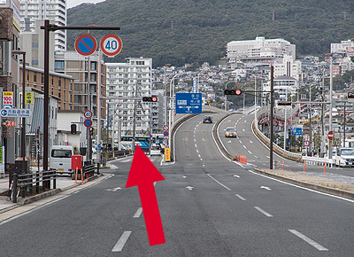 교차로를 돌면 정면에 아사히오하시 대교가 보입니다.  아사히오하시 대교로 올라오지 말고 왼쪽편 차선 (고가 아래)으로 진입해 주십시오.