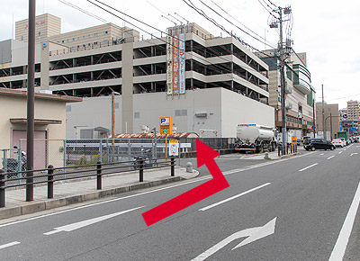 轉彎後從左側車道進入。左前方可以確認到停車場（AMU PLAZA 長崎停車場）入口。