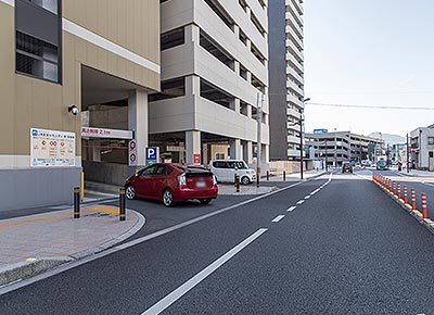 左手に第1駐車場入口が見えて参ります。