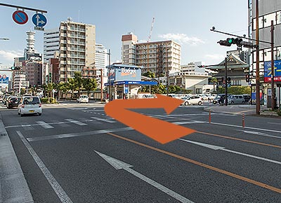 Leave the Ohmichi Bypass, enter Route 10 (Sangyo Street) and turn right at [Suehiromachi Intersection] toward the Oita Station.