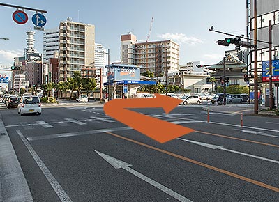 從大道旁路進入國道10號線後朝(産業通り)繼續前行。在「末廣町交匯處」朝大分站方向右轉。