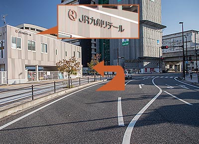 在第二個信號燈處左轉。左手邊可以看到「JR九州Retail」的字樣。