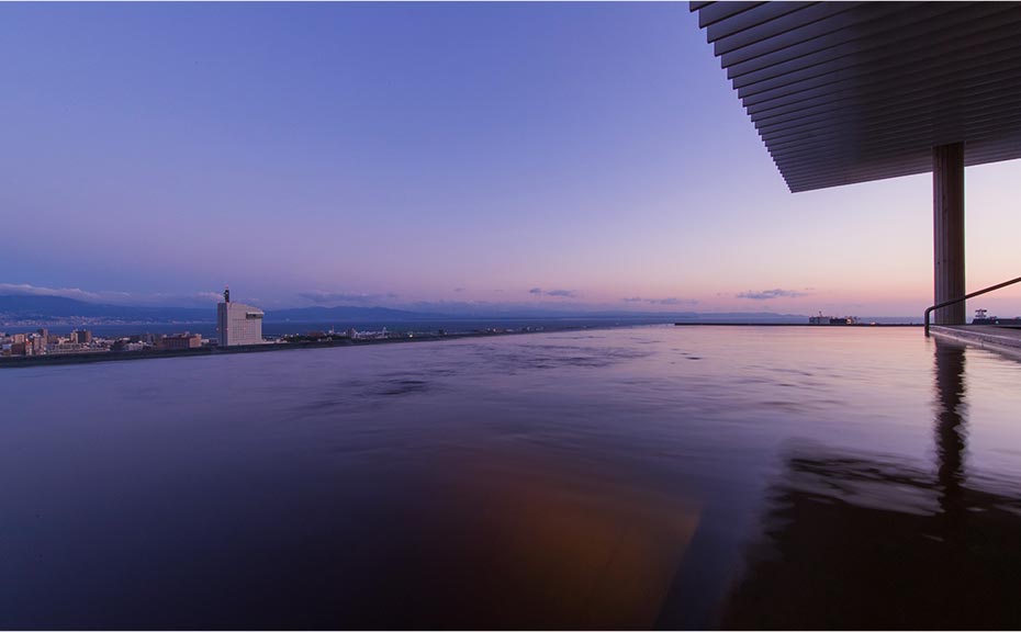 朝の心地よい時間を、絶景温泉に浸かりながら心ゆたかに