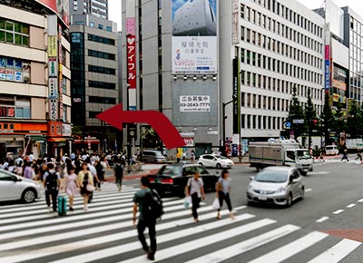 在第一个十字路口（西新宿一丁目十字路口）向左转。