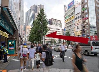 然后顺着路一直前行200米左右。走一段后可以看见「西新宿1丁目」的十字路口，穿过眼前的人行横道，然后一直前行。