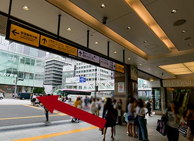 从JR新宿站南口出来，正前方有新宿巴士总站，请穿过人行横道。