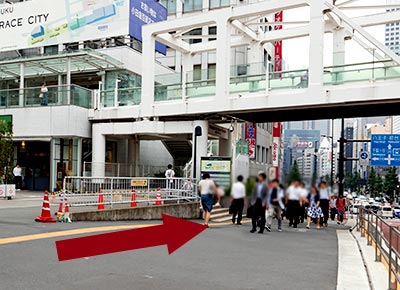 過馬路後往右邊（西新宿、初台方面）前行約100米。