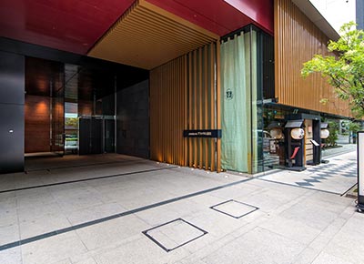 沿著道路繼續前行50米就可以看到羅森便利店，旁邊就是飯店。